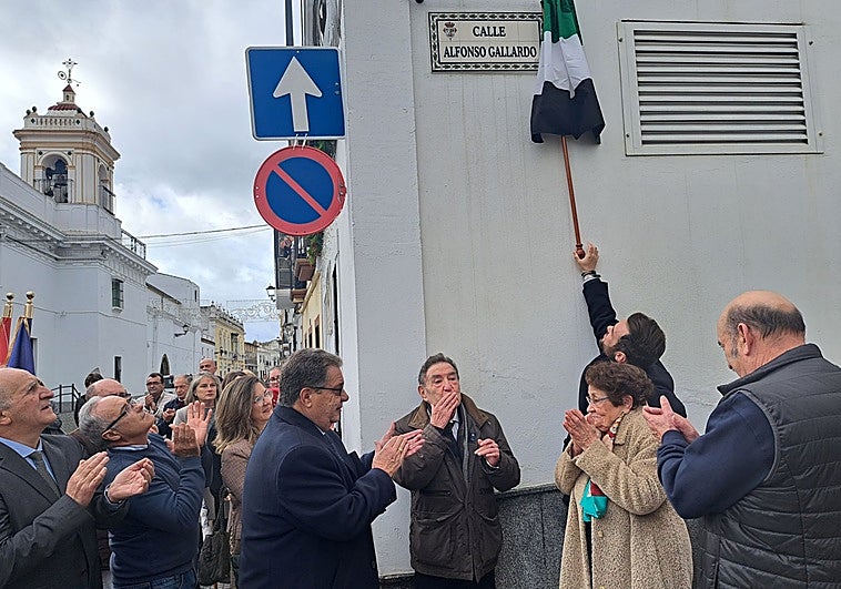 Jerez de los Caballeros emociona a Alfonso Gallardo en la inauguración de la calle con su nombre